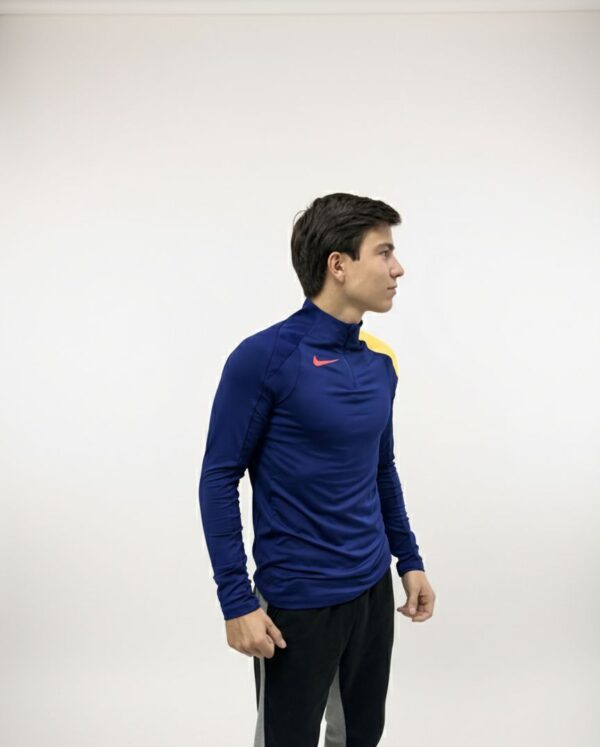 Sudadera Nike Azul Marino con Logo Rojo y Detalles Amarillos – Ropa Deportiva Hombre